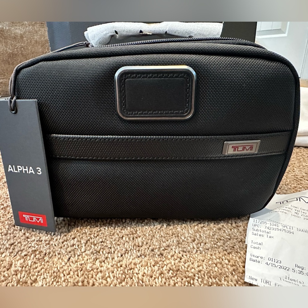 TUMI Men’s Alpha 3 Split travel kit. NWT, black .